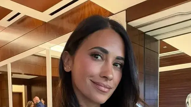 אנטונלה מסי צופה בבעלה ליאו מסי שובר את שיא הכיבושים במונדיאל