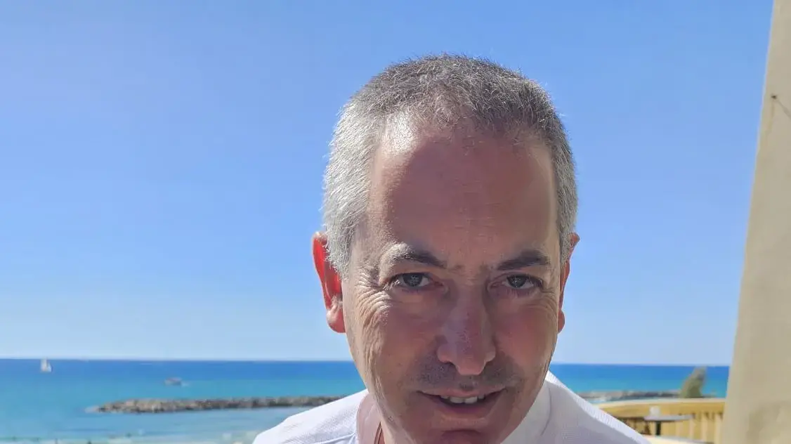 השף גולן ישראלי מציג את המנות החדשות של חברת עידית