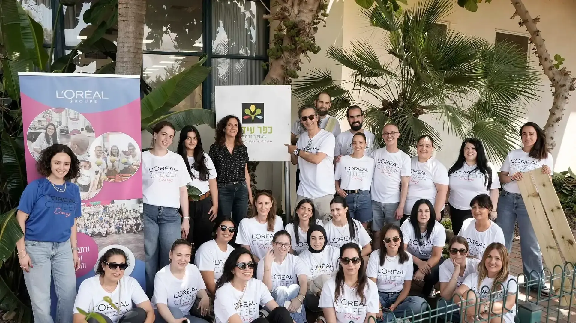 אלי שגיב ועובדי לוריאל ביום תרומה בכפר עידוד
