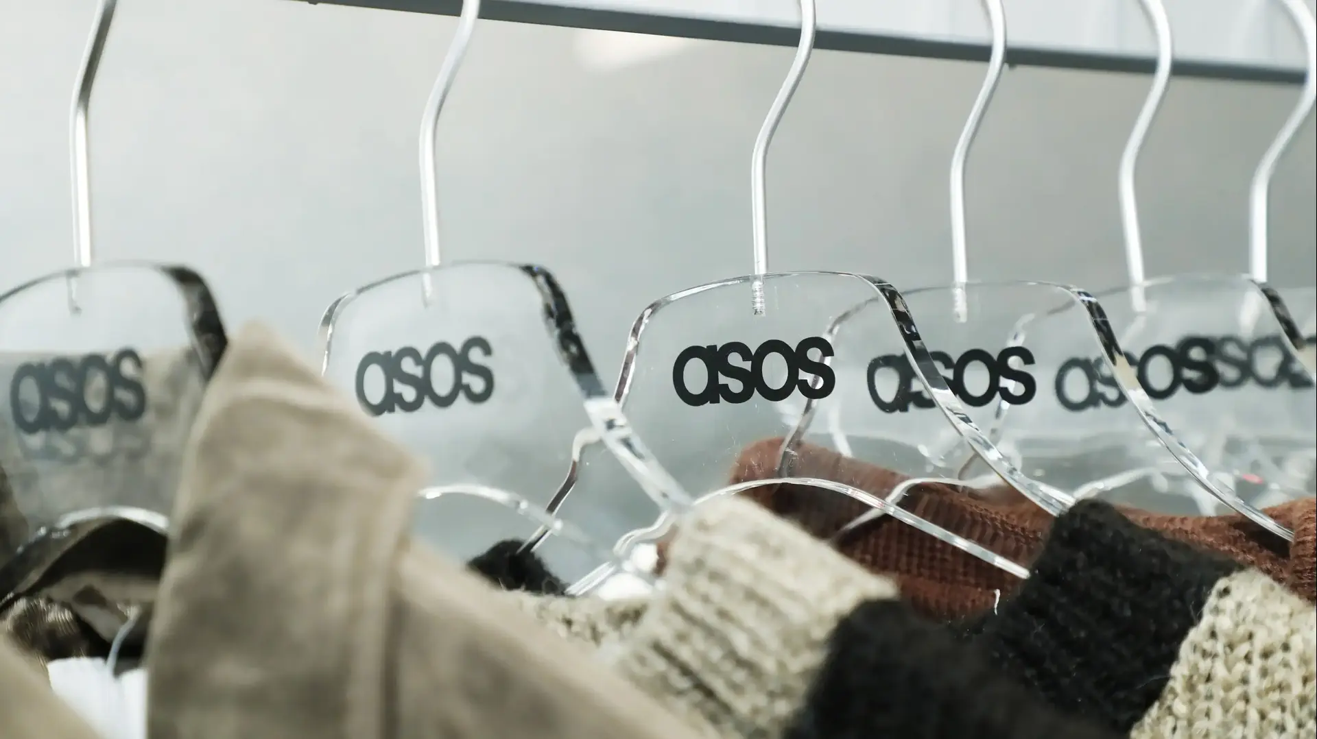 קולבים של אסוס ASOS