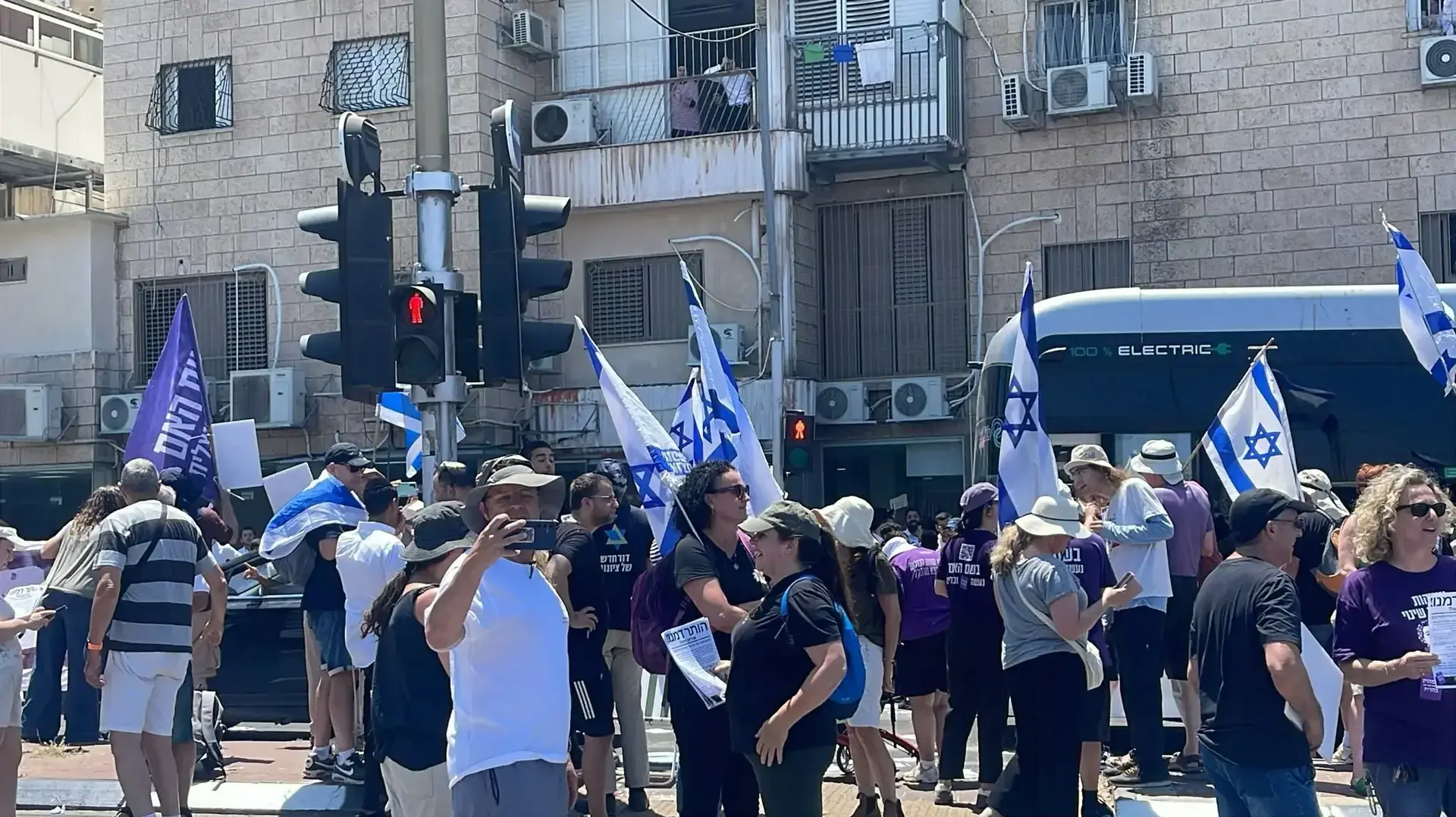 הפגנת נגד חרדים בכניסה לבני ברק