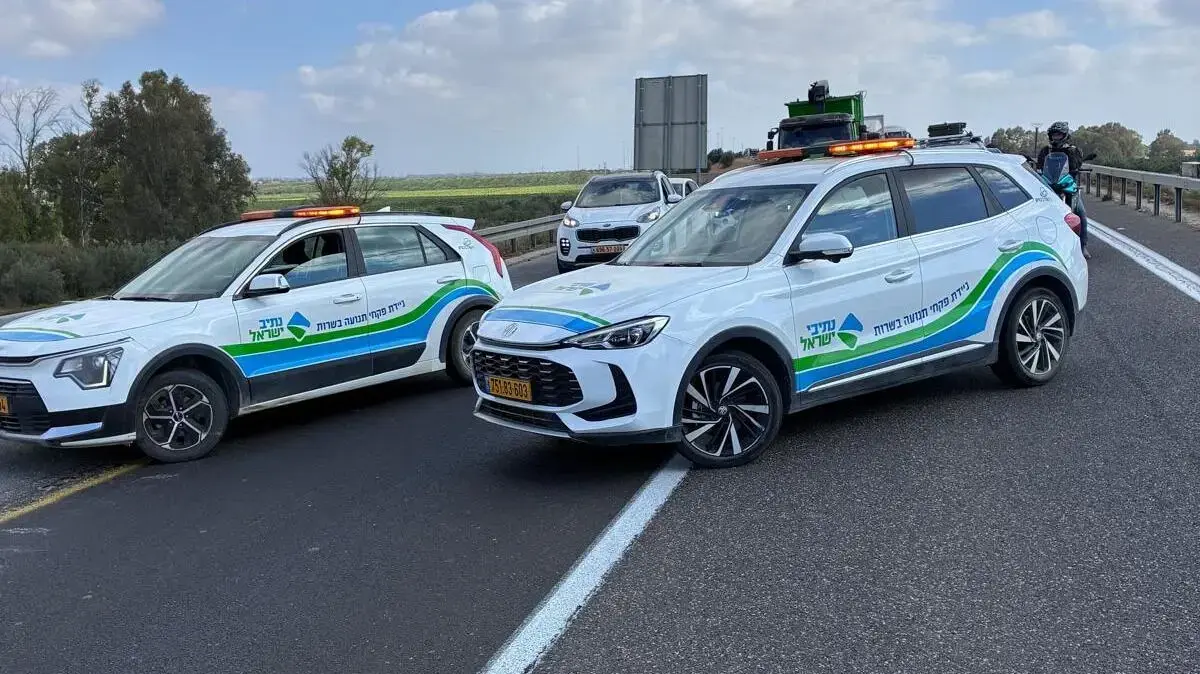 צוותי חברת נתיבי ישראל חוסמים את כביש 40/6 בדרום לפינוי שלטי עבודות בכביש דווקא בבוקר שישי