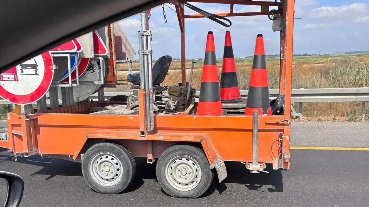 צוותי חברת נתיבי ישראל חוסמים את כביש 40/6 בדרום לפינוי שלטי עבודות בכביש דווקא בבוקר שישי