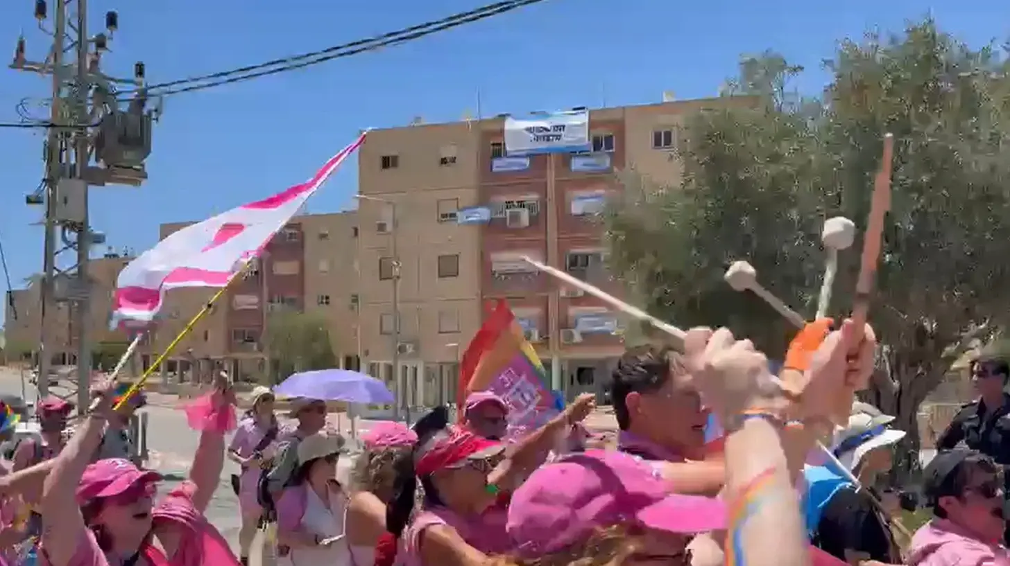מצעד הגאווה במצפה רמון חולף על פני הכרזות