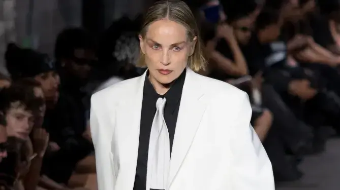 שרון סטון נועלת את התצוגה של vetements בשבוע האופנה לגברים בפריז
