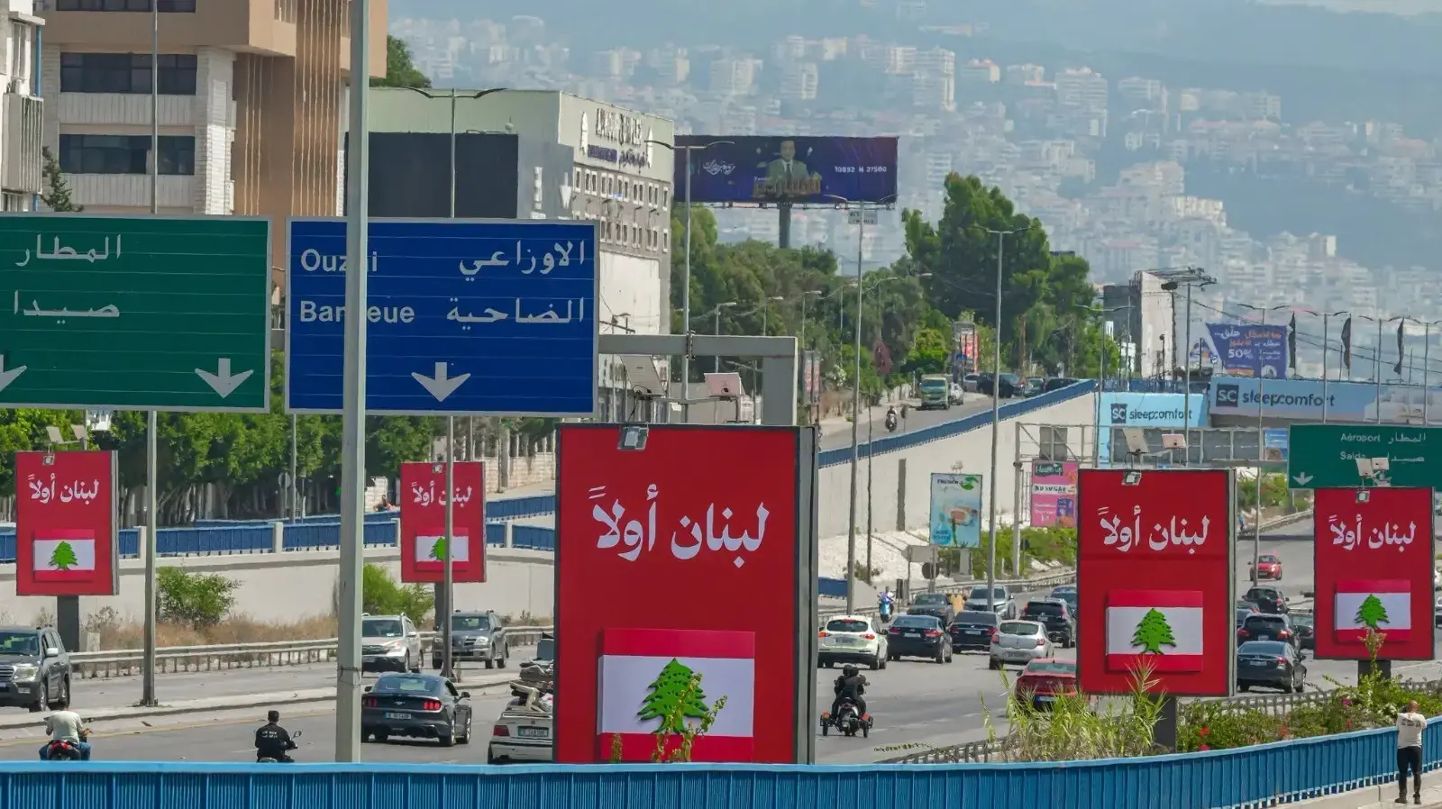 שלטי חוצות שנתלו בלבנון עם הכיתוב: "קודם כל לבנון". יוני 2026