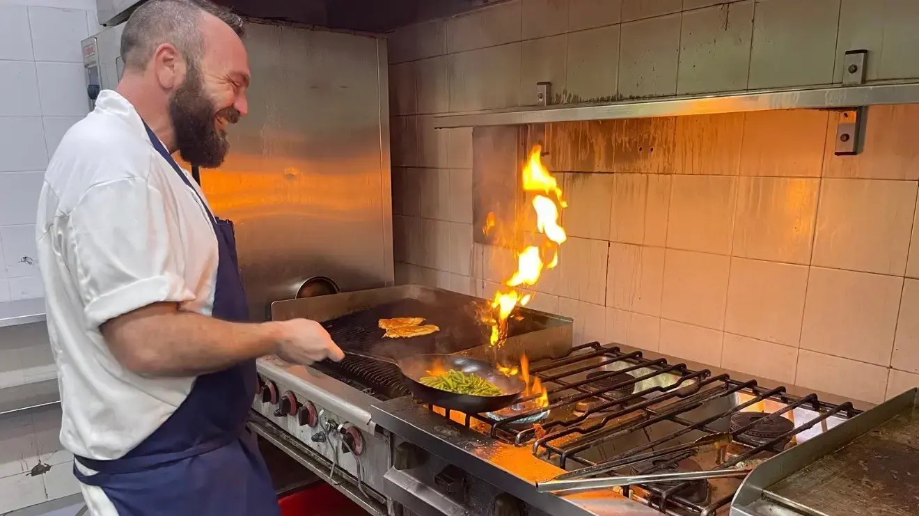 מקום מפגש שמפיח חיים מחודשים באזור הנטוש. דניאל ברקן במטבח בית הקפה