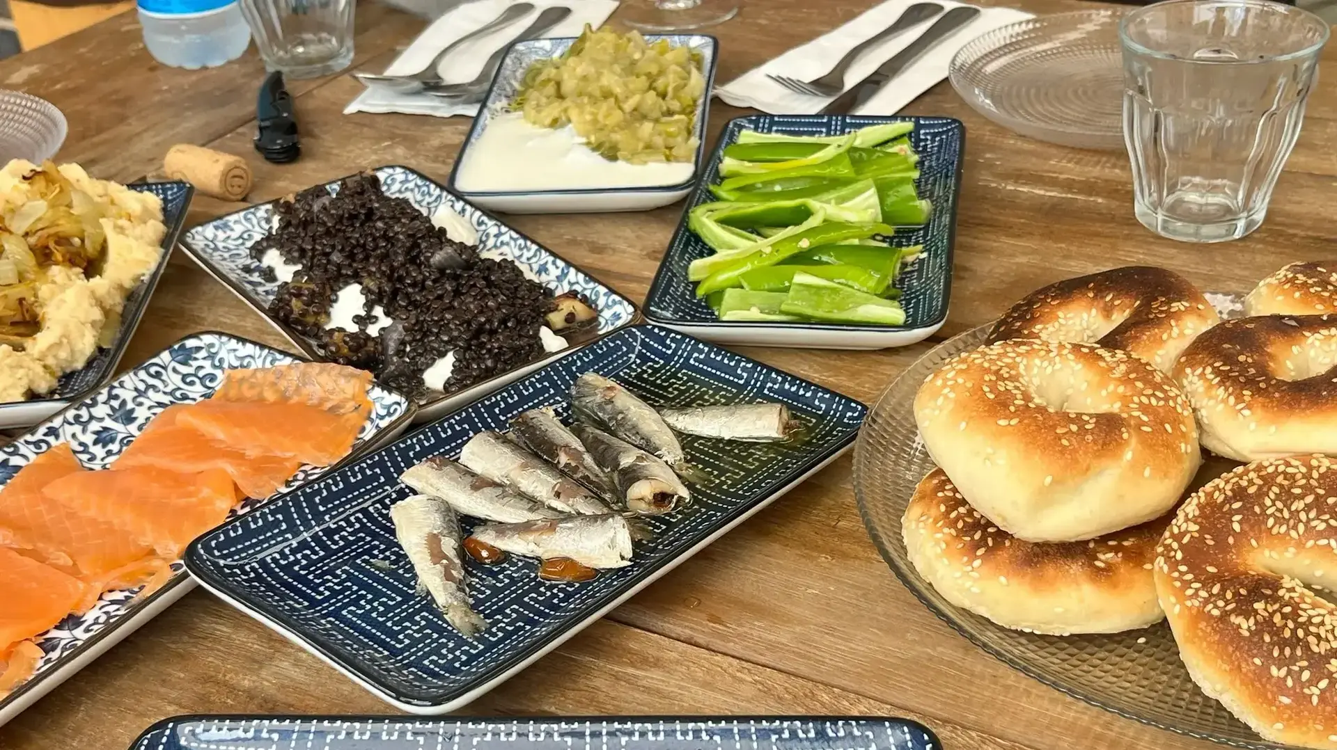 חוויה ים תיכונית אלגנטית שנמתחת מהבקבוק ועד לצלחת. יקב 70