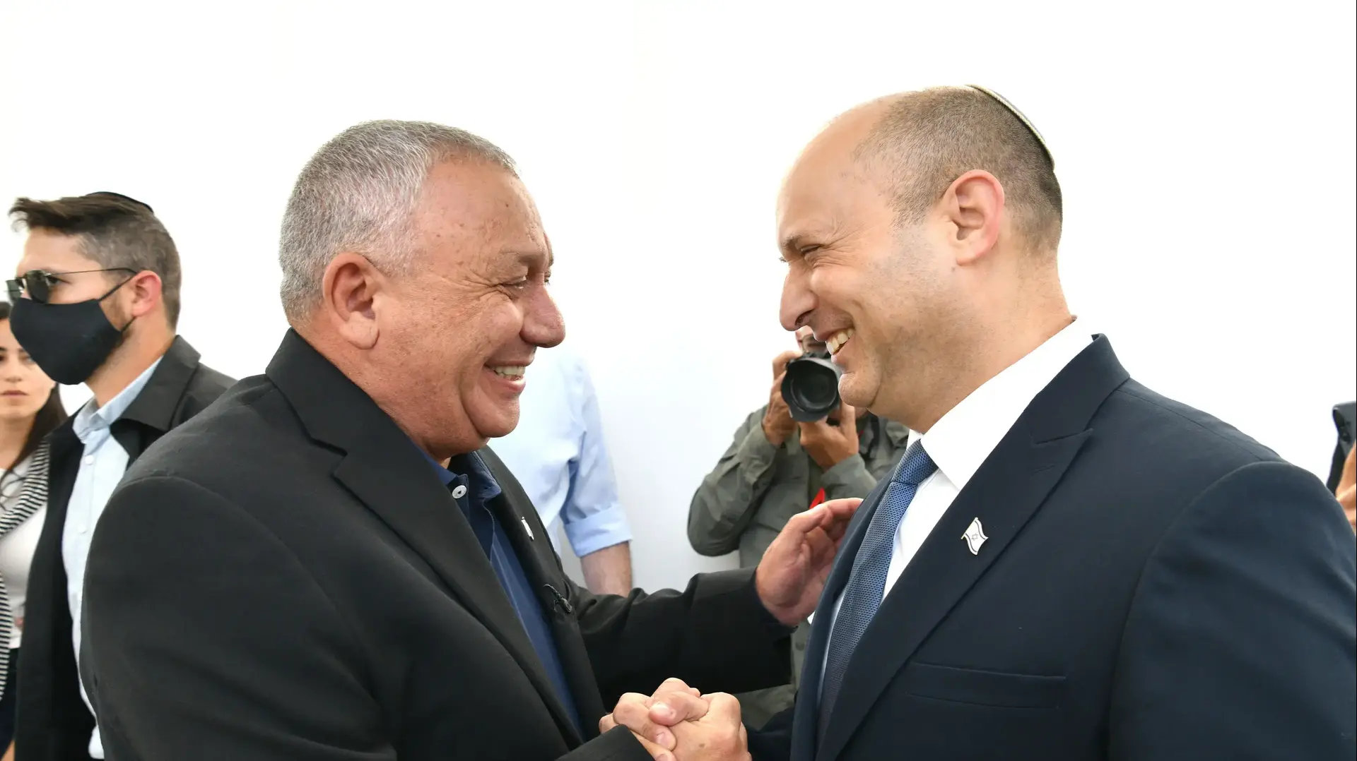 נפתלי בנט עם גדי איזנקוט, כנס הרצליה, 1 ביולי 2026