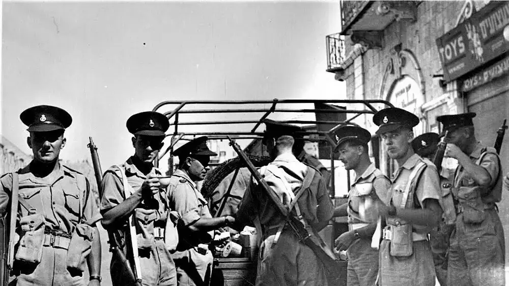 חיילים בריטיים בזמן מבצע החיפוש במוסדות הלאומיים חיילים בריטיים בזמן מבצע החיפוש במוסדות הלאומיים