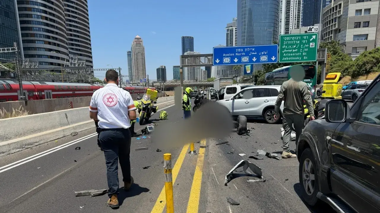 התאונה שבה נהרג הרוכב אלכס פרדלין ז"ל לאחר שפגע בעמודי ההפרדה החדשים בנתיבי איילון