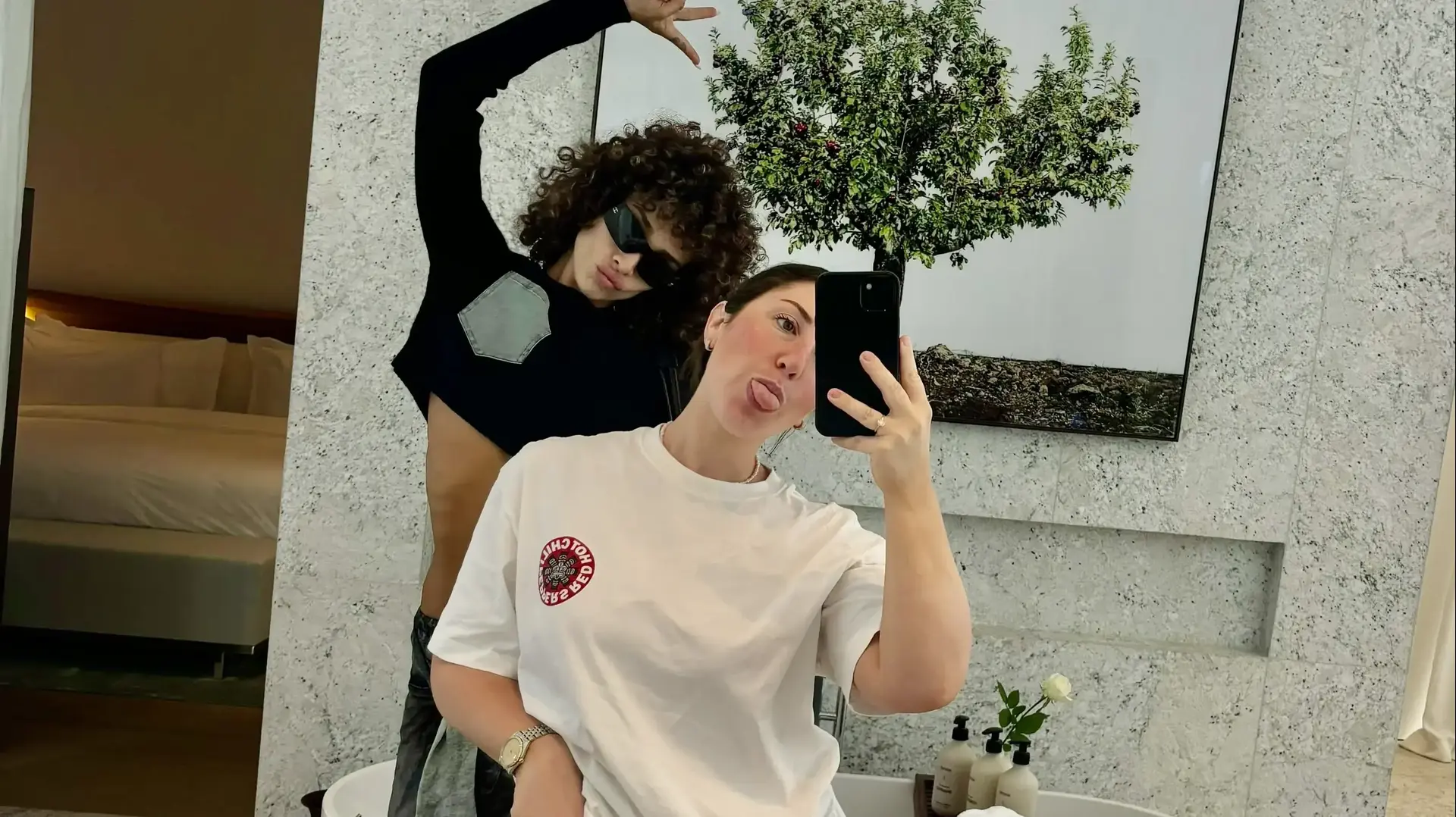 עדן פינס והמאפרת רייצ'ל צאירי