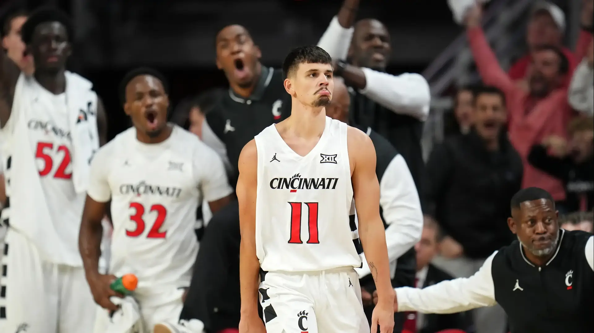 קר קריסה במדי מכללת סינסינטי