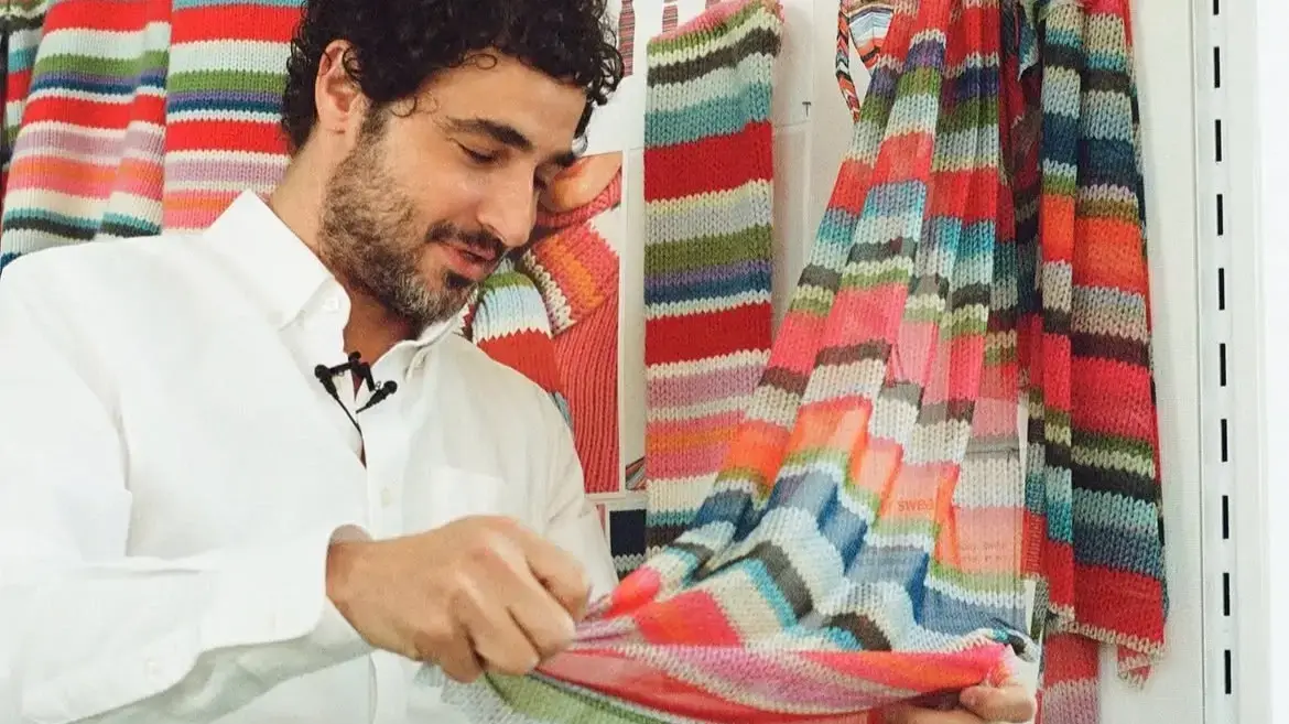 עיצוב שמלות פסים של זאק פוזן ל-GAP