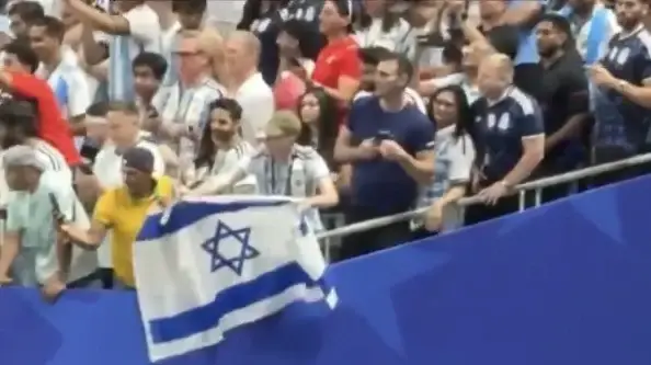 מאמן נבחרת מצרים חוסאם חסן ואחיו איברהים, מנהל הנבחרת, מתעמתים עם אוהד שהניף דגל ישראל