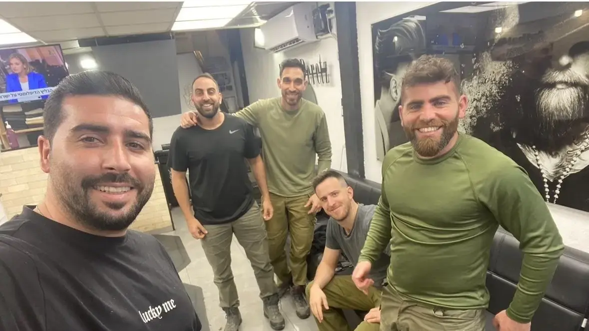 נדב פרץ וחיילים במספרה, קריית שמונה