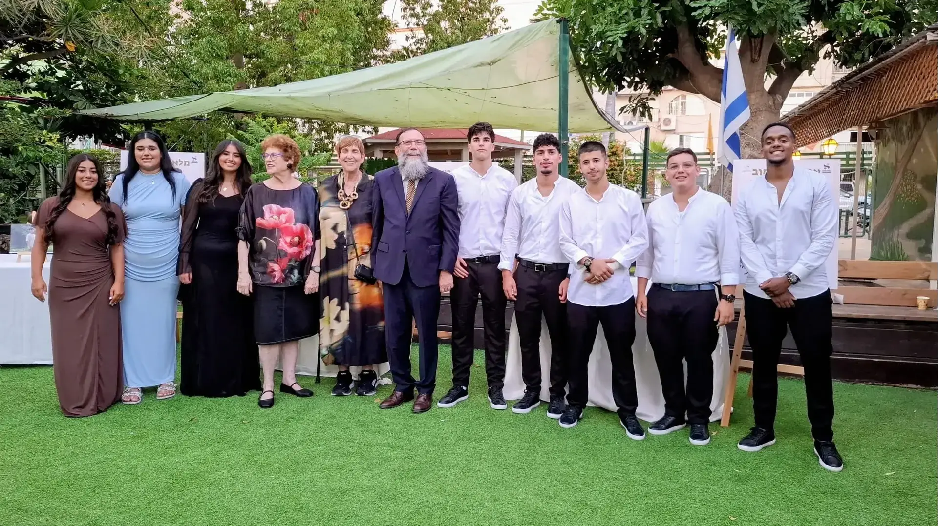 בתמונה: 8 הבוגרות והבוגרים, ובאמצע יהודה וריקי כהן, ליאורה מינקה