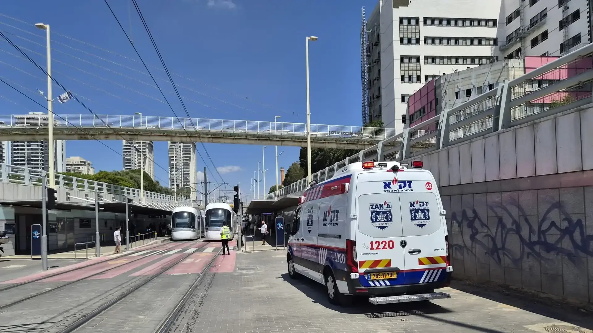 גבר כבן 50 נפל מגשר ברחוב זאב ז'בוטינסקי בפתח תקווה