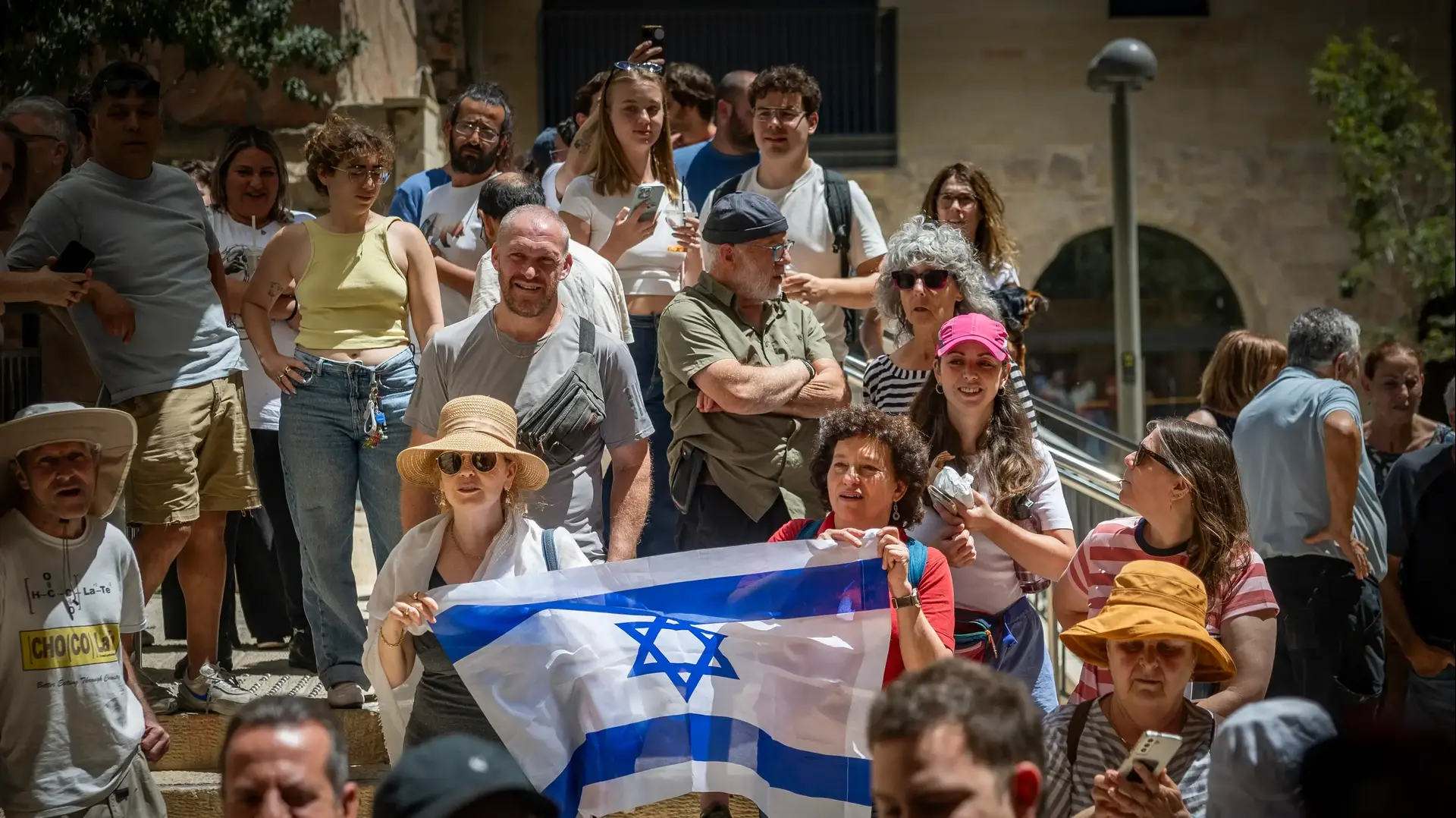 מחאה של חרדים מול חילונים מחוץ לבית קפה "בסמטה", ירושלים, 11 ביולי 2026
