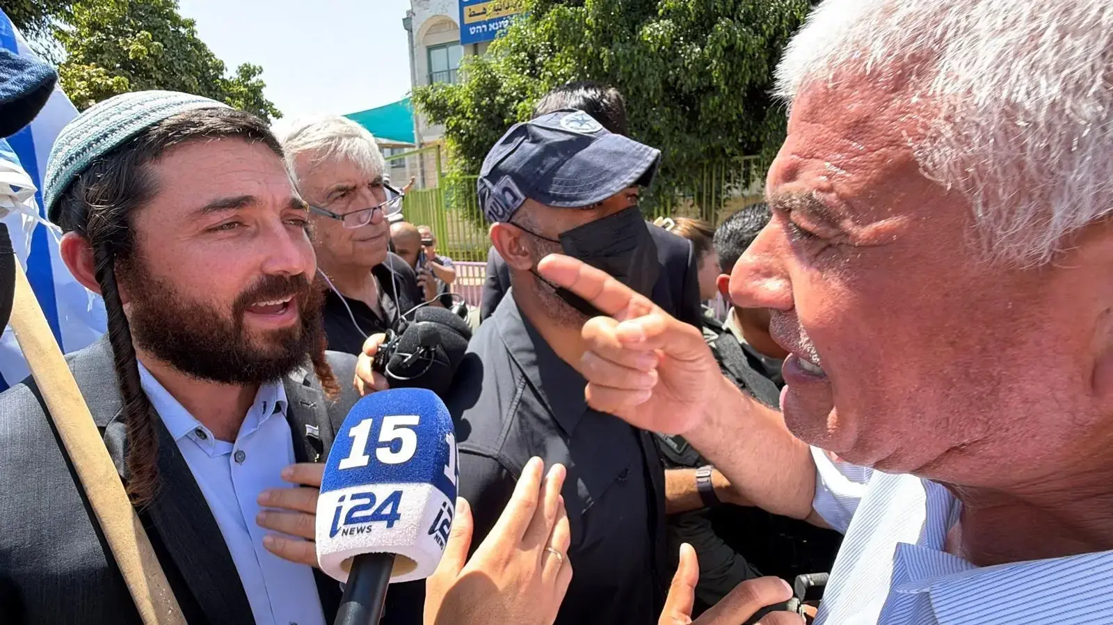סוכות מתעמת עם מפגינים