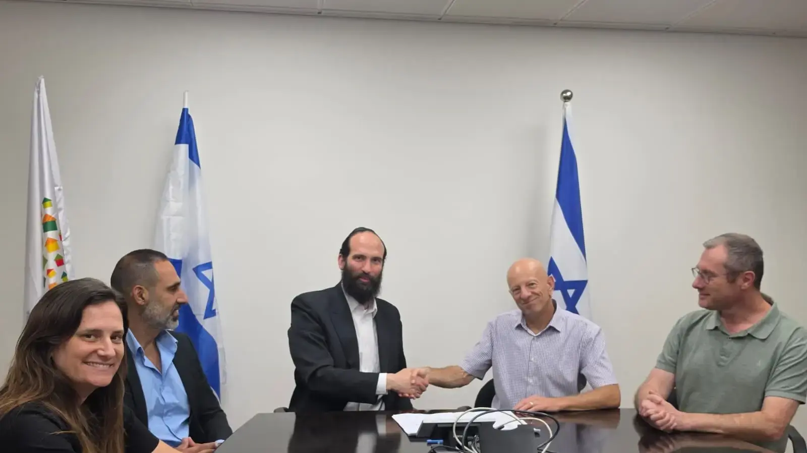 מעמד החתימה על הסכם להקמת יחידה לבדיקה ואישור שיטות בנייה חדשות באוניברסיטת בן גוריון
