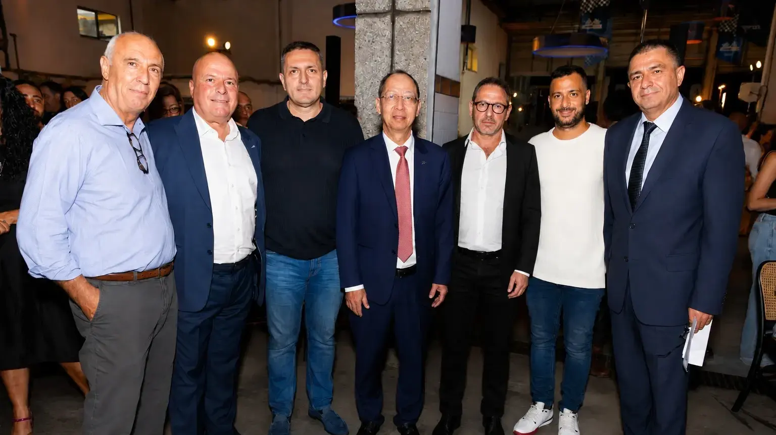 אירוע פנדן. מימין לשמאל: ערן צייטלר מנכ"ל פנדן, רועי שאול סמנכ"ל פיתוח עסקי דן, אופיר קרני מנכ"ל דן, יואן שו-פינג מנכ"ל HIGER , מוטי בן שאול, יואל וייס ורוני בן יוסף.