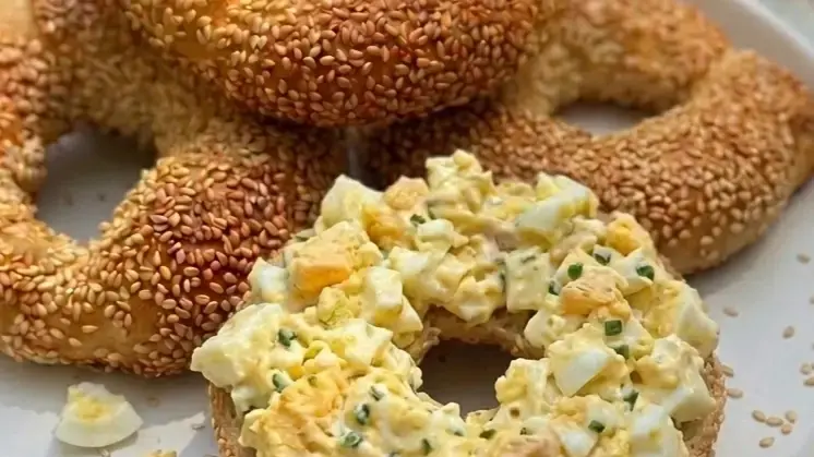 אפשר עם ממרח מלוח או מתוק. בייגלה ירושלמי