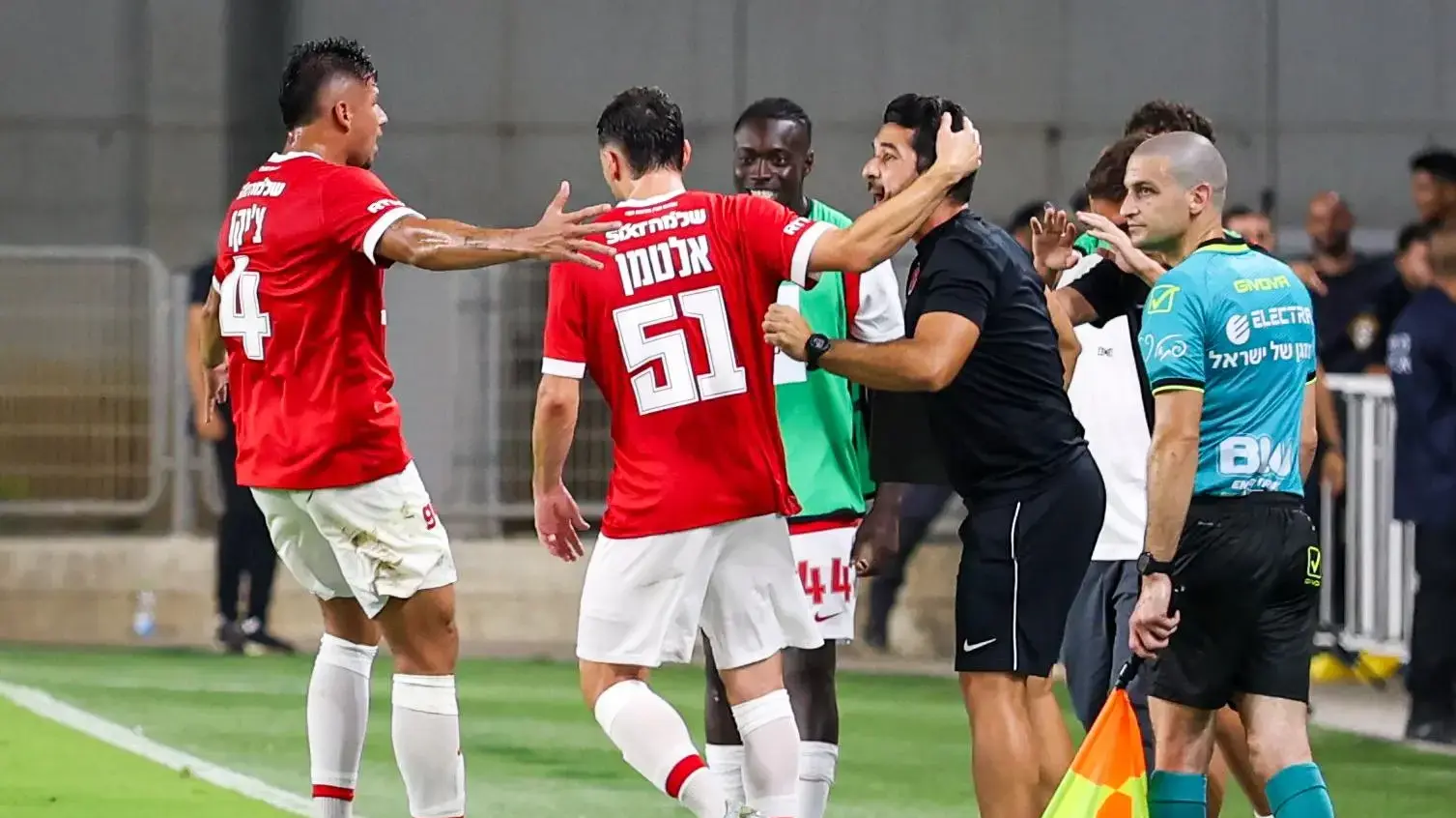 שחקני הפועל תל אביב חוגגים עם דויד סמנייגו, אחד מעוזרי המאמן