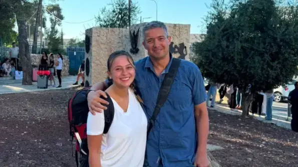 יועז הנדל ובתו בלשכת הגיוס