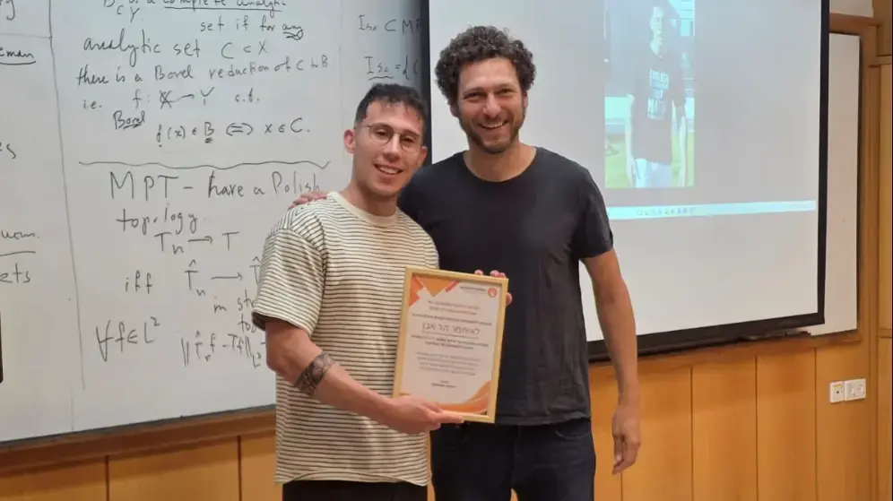 פרופ' יאיר הרטמן עם איתמר הר אבן, זוכה תחרות הסרטונים