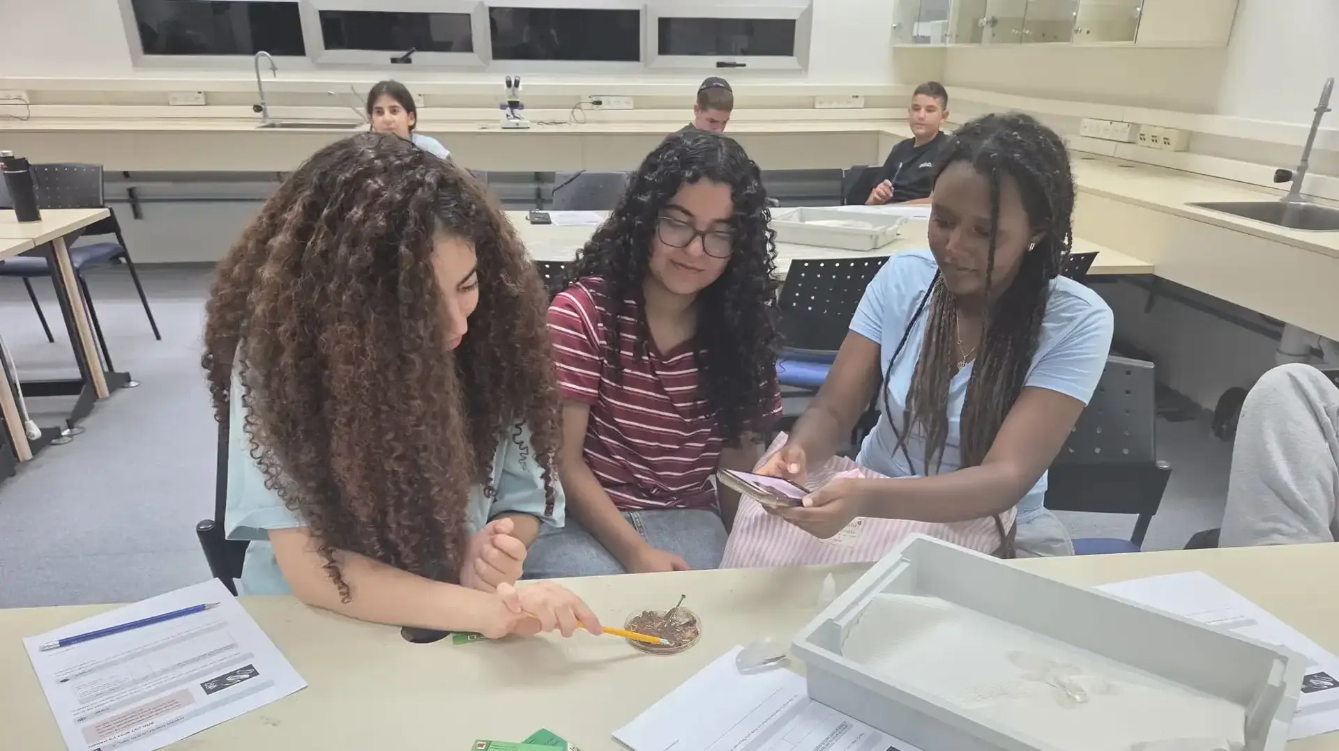 תלמידי הרובוטיקה של אופקים מכוונים גבוה