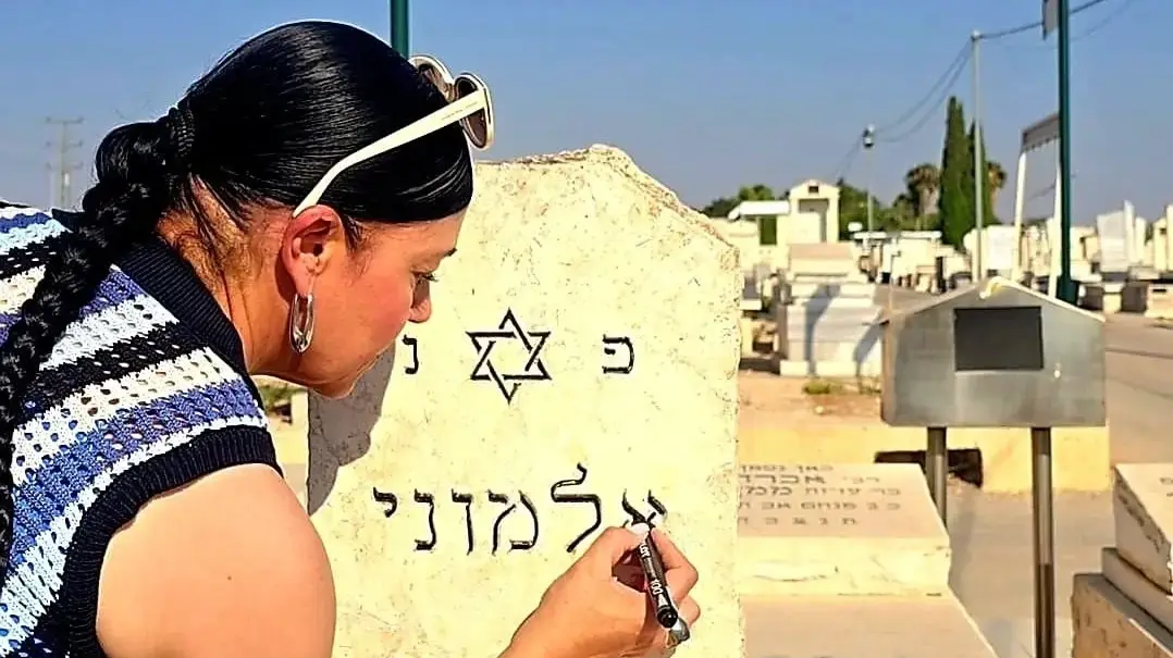ציפורה חלפון מחדשת מצבות במסגרת מסורת ט׳ באב