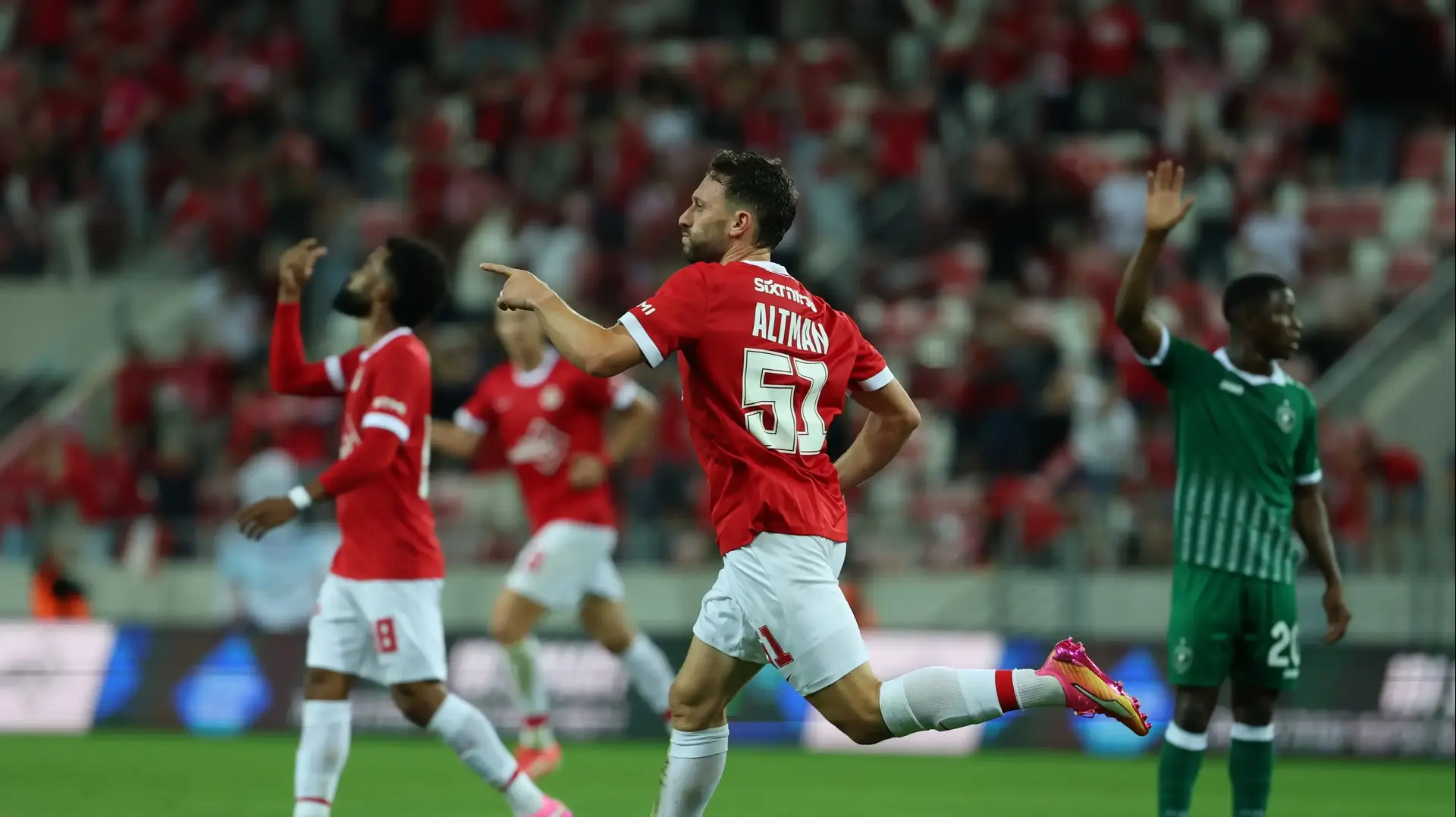 עומרי אלטמן שחקן הפועל תל אביב חוגג שער עומרי אלטמן שחקן הפועל תל אביב חוגג שער