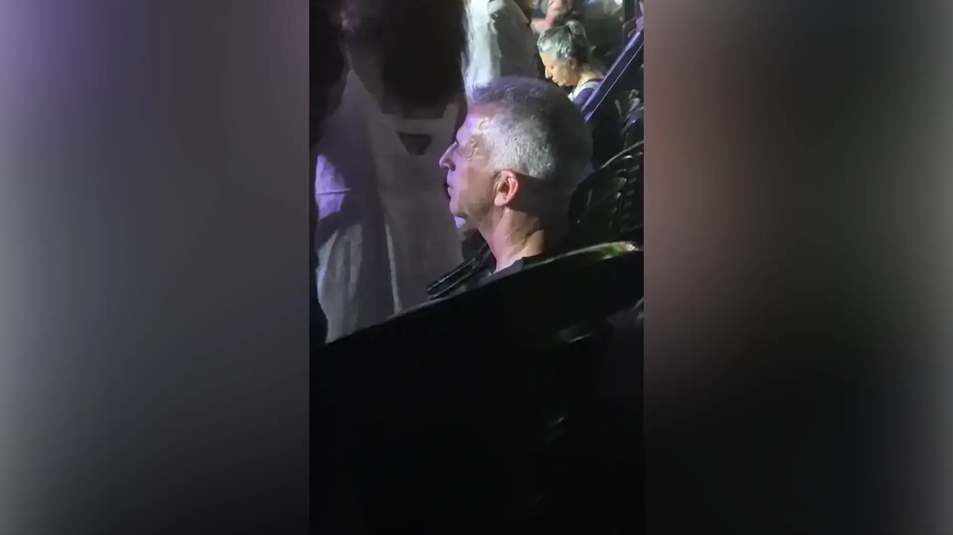 ראש המוסד לשעבר דדי ברנע בהופעה של שלום חנוך