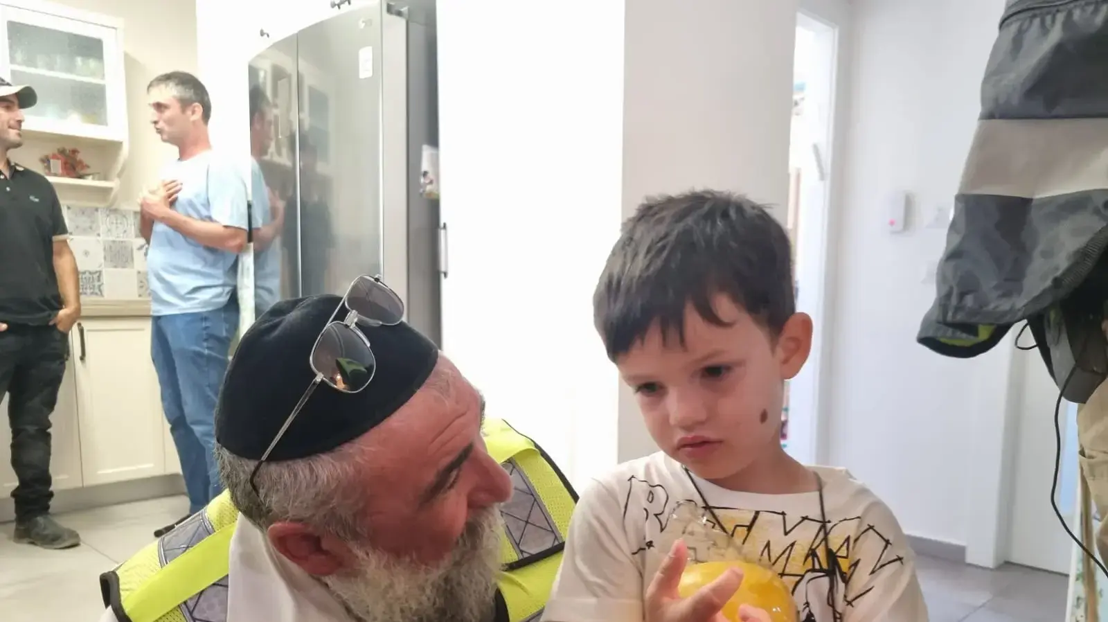 אנשי זק"א שאיתרו את הילד יובל קוגן מבקרים אותו לראשונה, אשקלון, 26 ביולי 2026