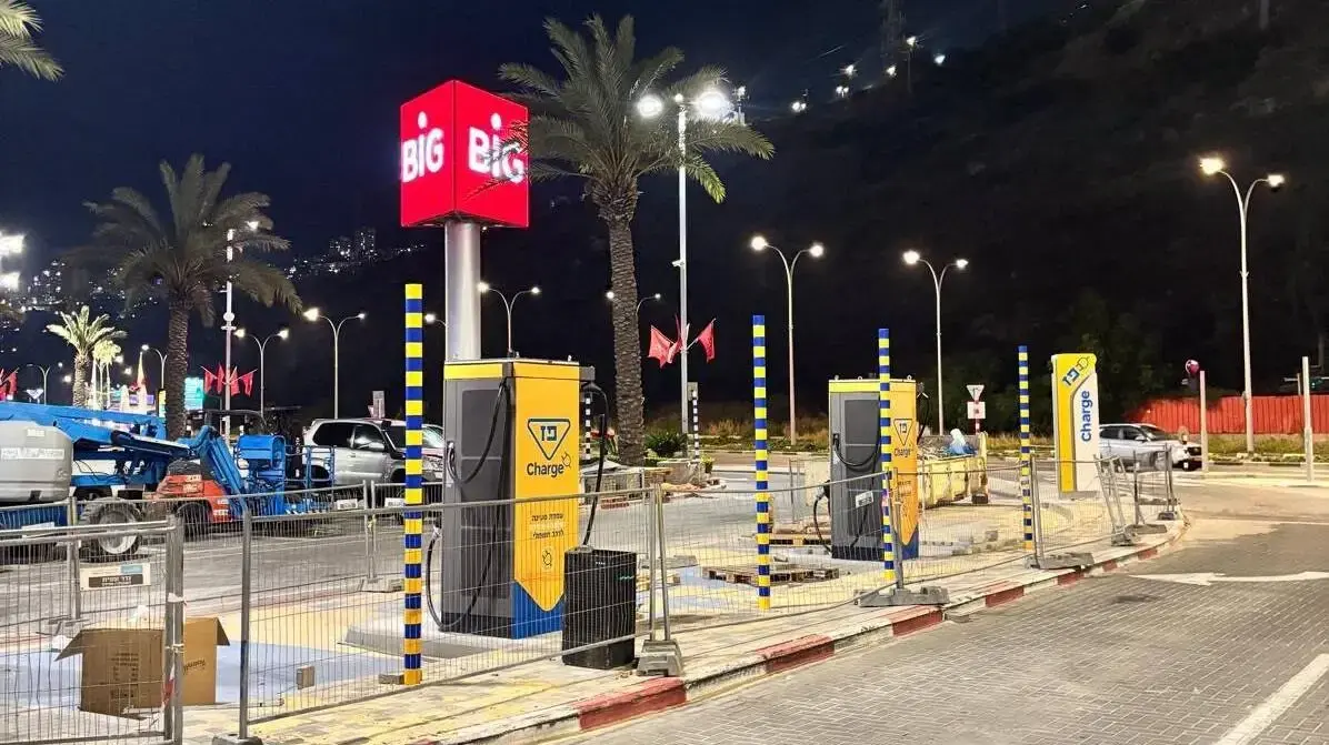 עמדות טעינה של פז Charge במתחם BIG