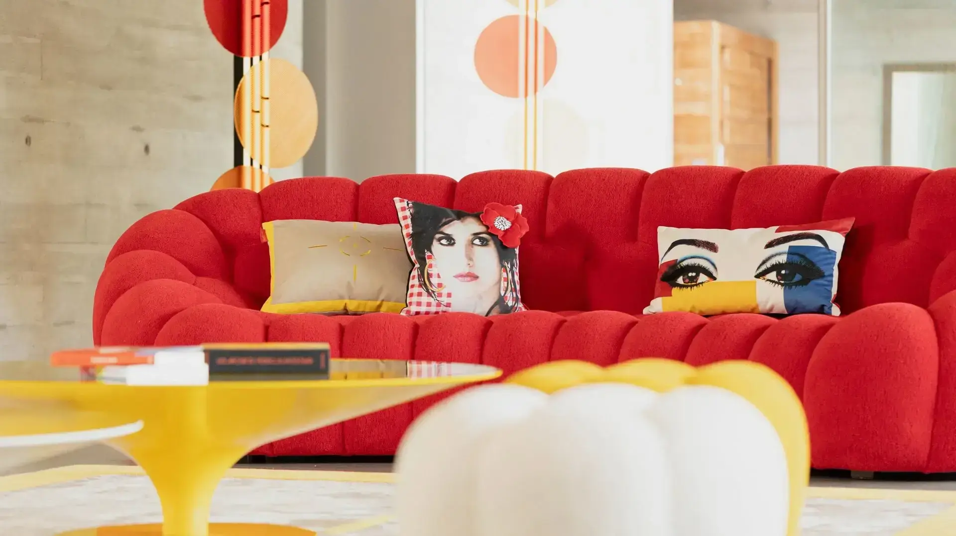 ספה אדומה של המותג Roche Bobois