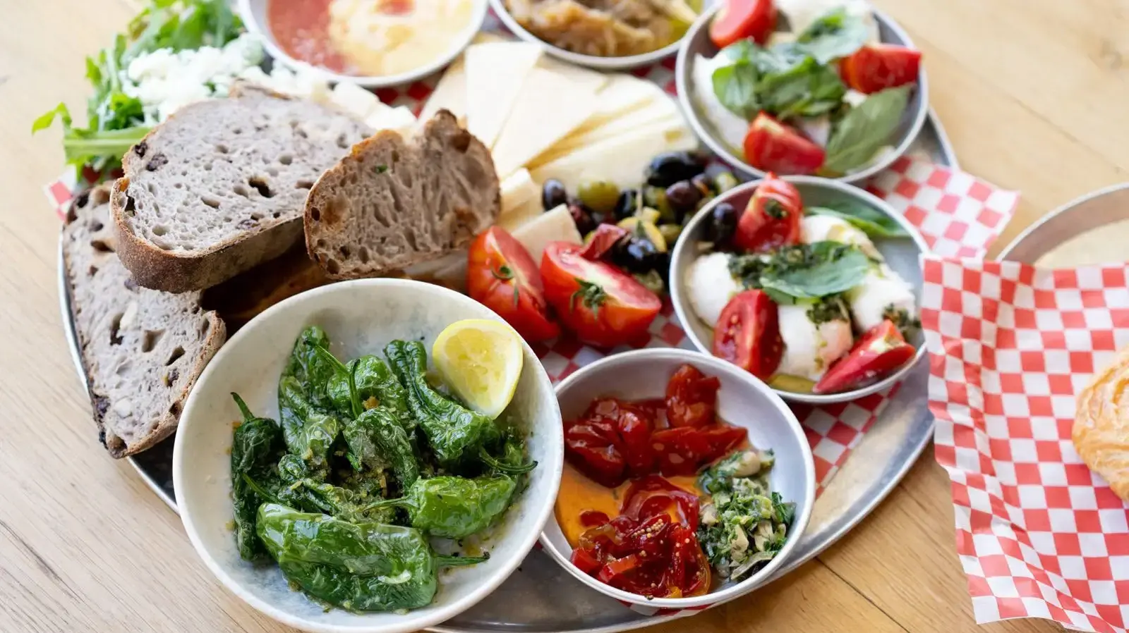 עם בריזה מושלמת בשיער. פופ אפ Riverside Café