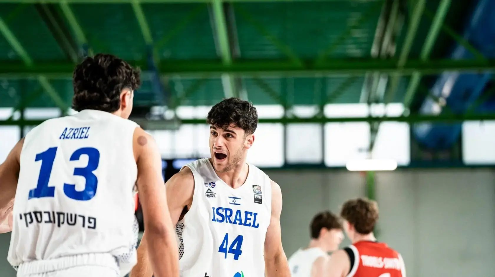 שחקני נבחרת הנוער של ישראל חוגגים מול דנמרק