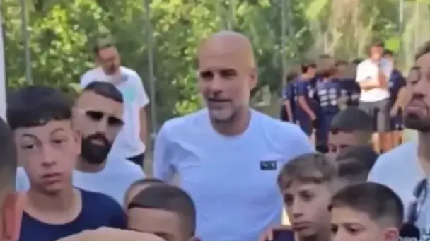 פפ גווארדיולה עם ילדים פלסטינים במחנה הכדורגל שלו