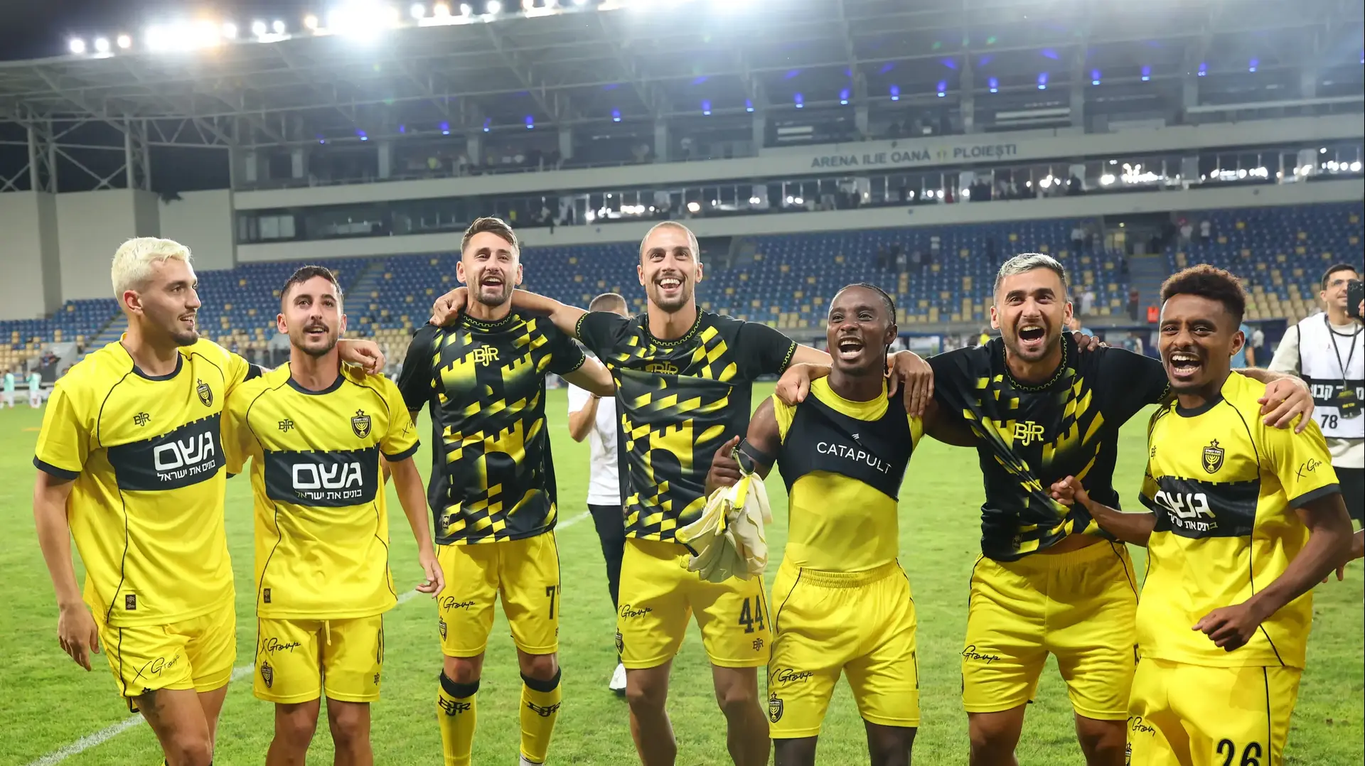 שחקני בית"ר ירושלים חוגגים מול א.א.ק לרנקה