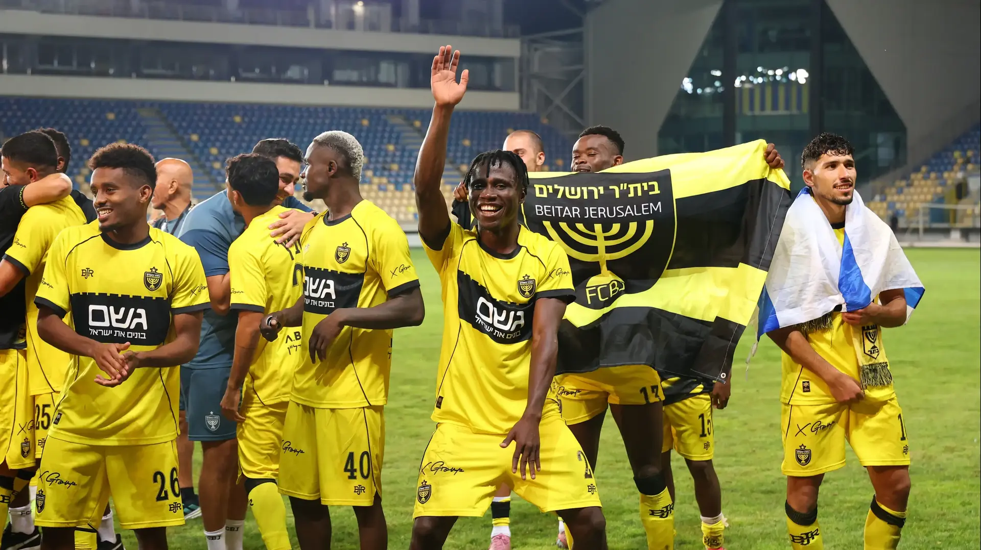 שחקני בית"ר ירושלים חוגגים, נאנה אנטווי במרכז
