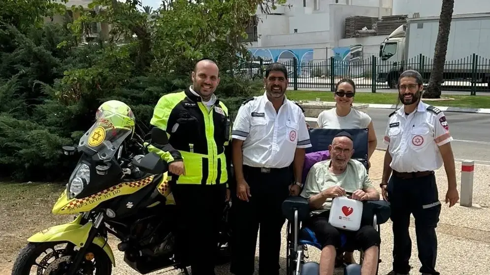 לאחר שלקה בדום לב, חנניה זגורי מנתיבות נפגש עם צוות מד"א שהציל את חייו