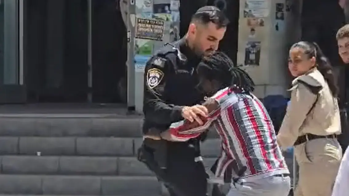 בן בראונלי נעצר מחוץ לתחנת רכבת מרכז בבאר שבע