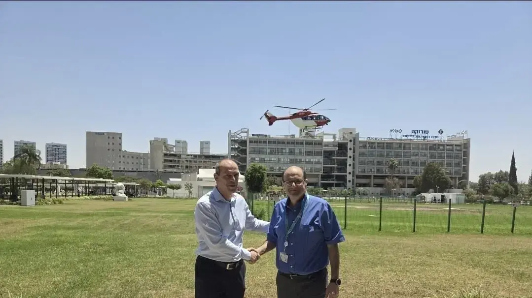 מנכ"ל המרכז הרפואי סורוקה, פרופ' שלומי קודש, לצד יאיר קפלן, מנכ"ל בנק ירושלים