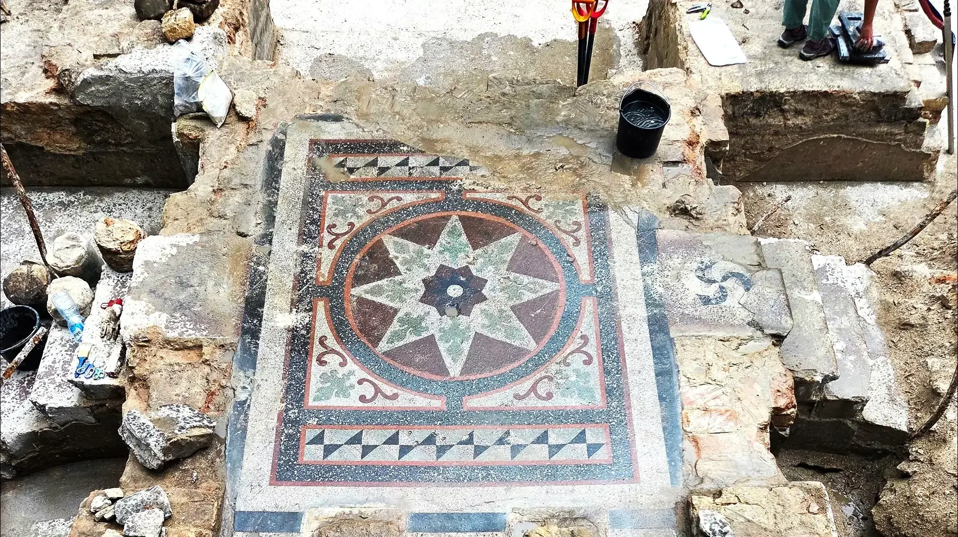 בימת בית הכנסת הגדול של וילנה שנחרב בשואה, התגלתה בשלמותה