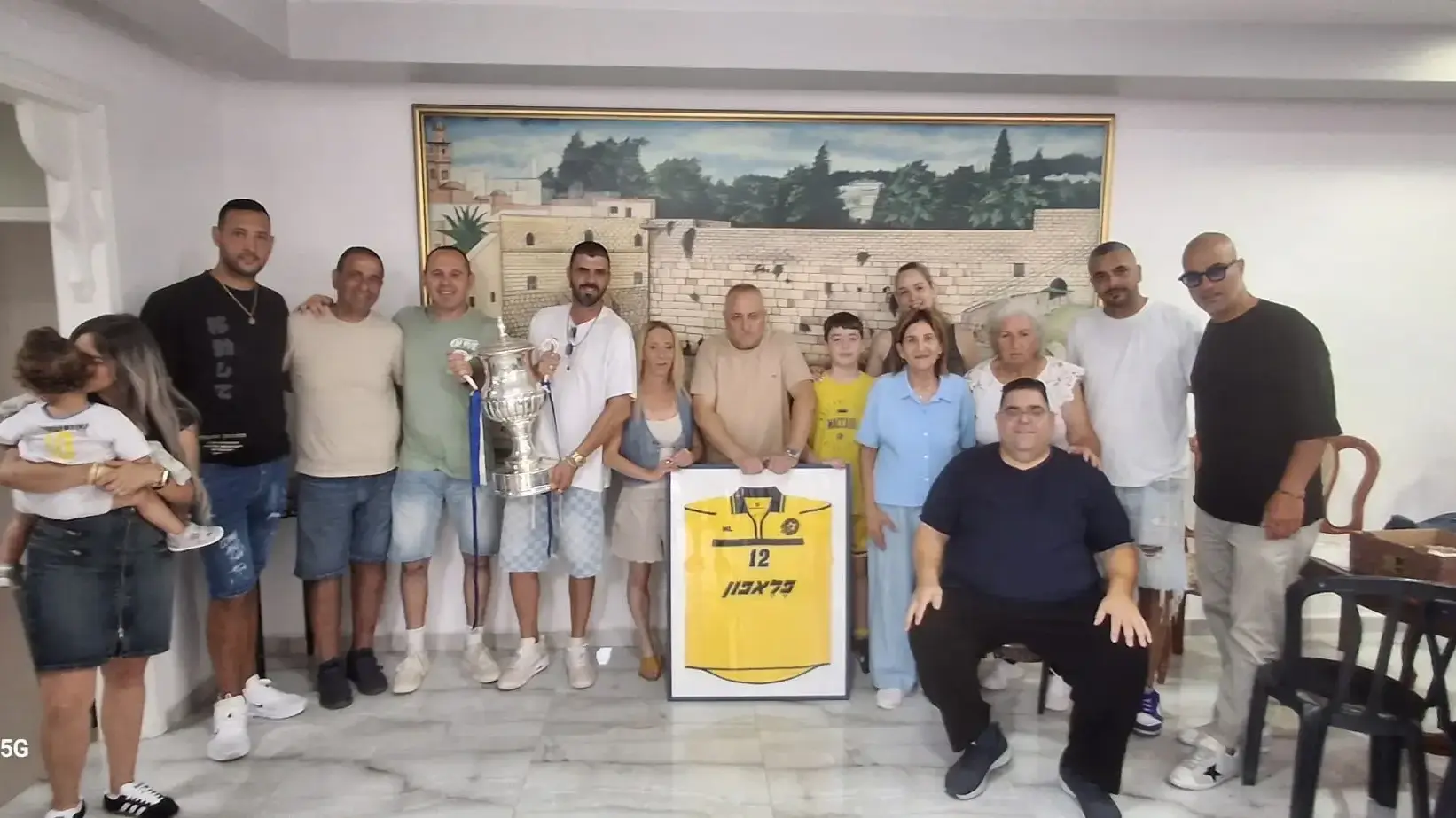אוהדי מכבי תל אביב חוגגים יום הולדת לשחקן העבר מני לוי