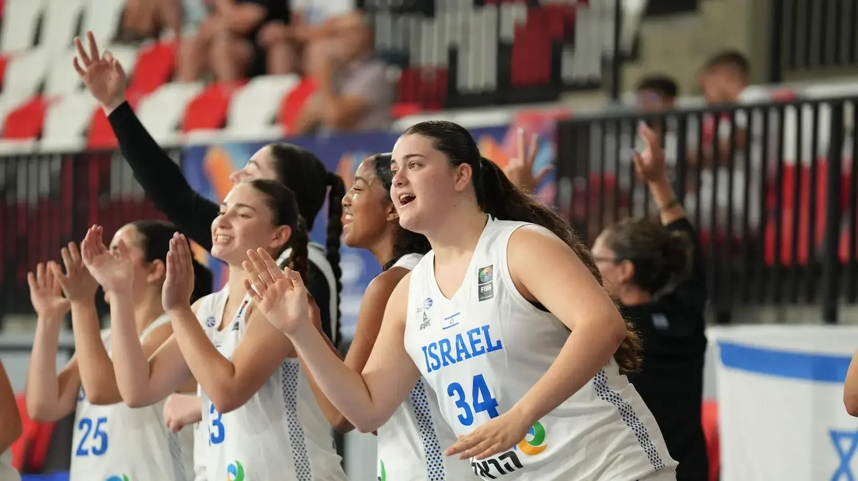 שחקניות נבחרת הנערות של ישראל חוגגות מול אוסטריה