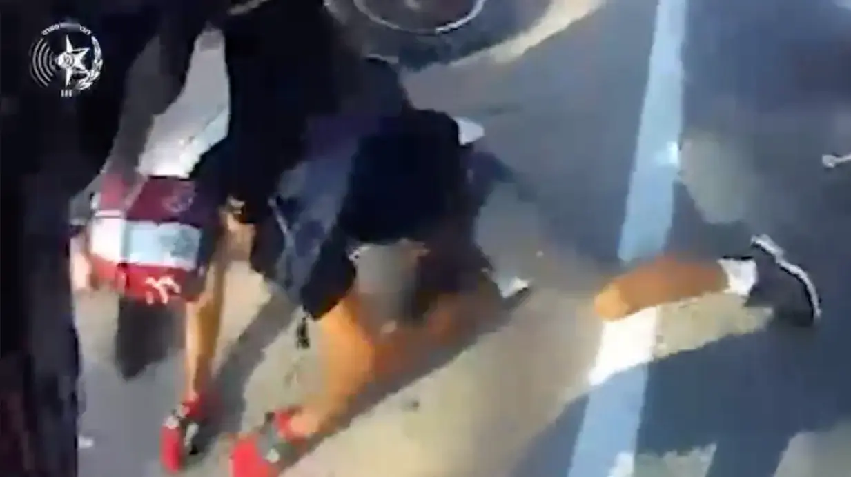 מעצר רוכב אופנוע שנהג ללא רישיון נהיגה, בניגוד לכיוון התנועה