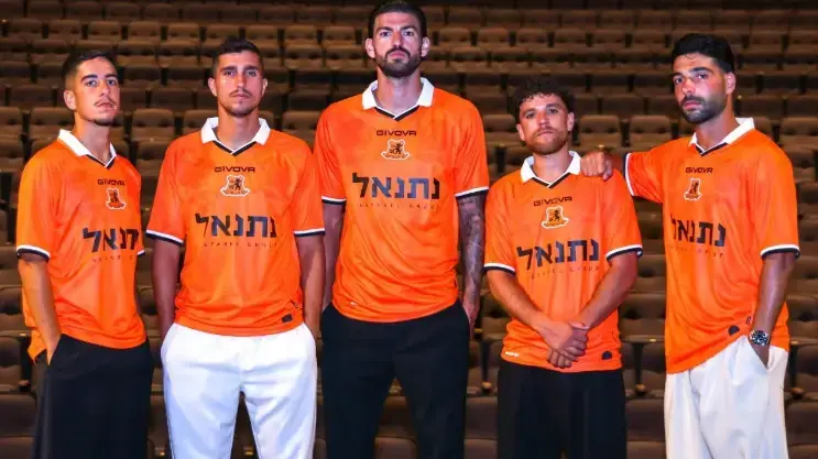 גיא סיביליה (מימין), גולן בני, ניר ברדע, סתיו נחמני, אורי חסאן שחקני בני יהודה מציגים את חולצת הבית החדשה